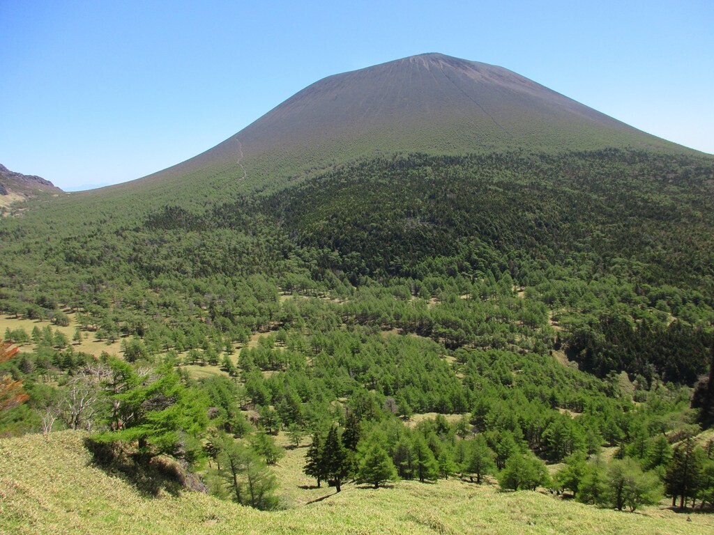 草すべりと湯の平の鞍部の景色