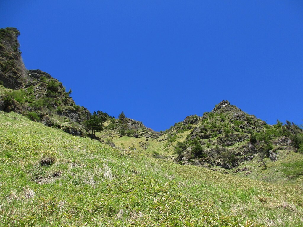 湯の平方面から眺める草すべりの様子