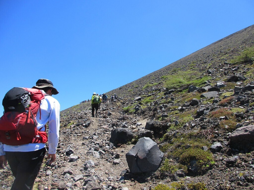 前掛山を目指す登山者