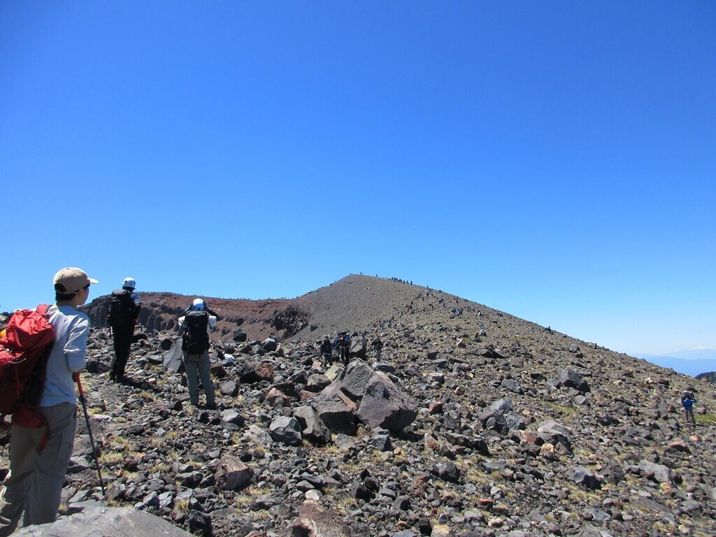 前掛山の稜線に到着の様子