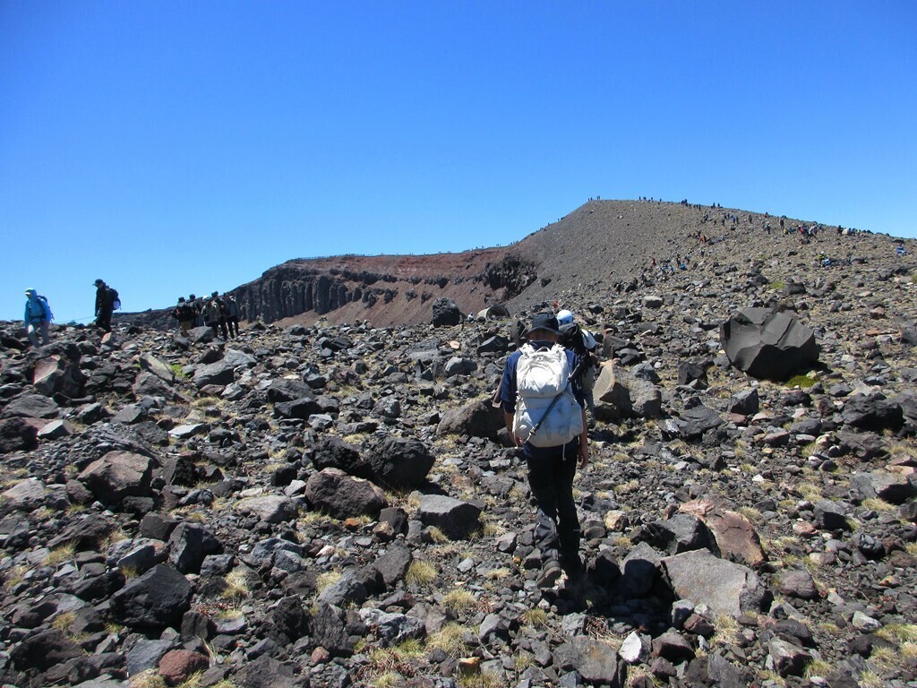 浅間山、前掛山を目指す登山者