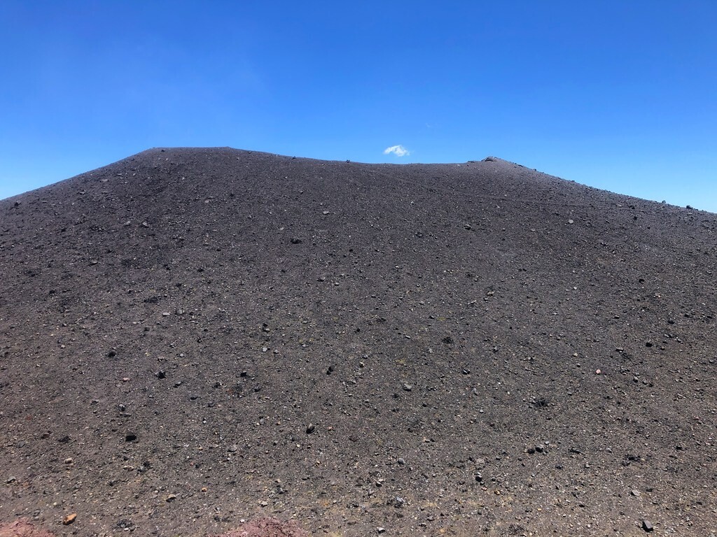 浅間山の山頂へ至る登山道