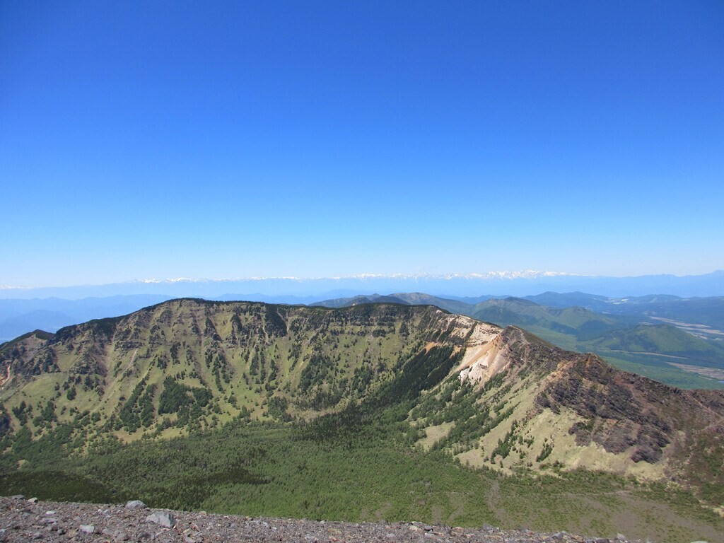 前掛山から浅間山外輪山を見下ろす景色