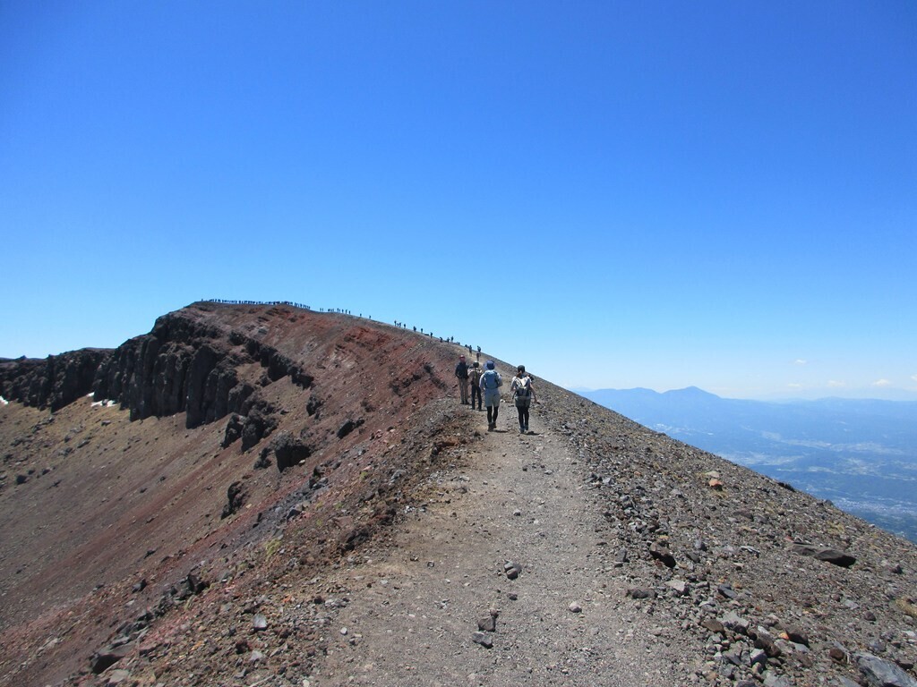 前掛山山頂の人だかりと混雑の様子