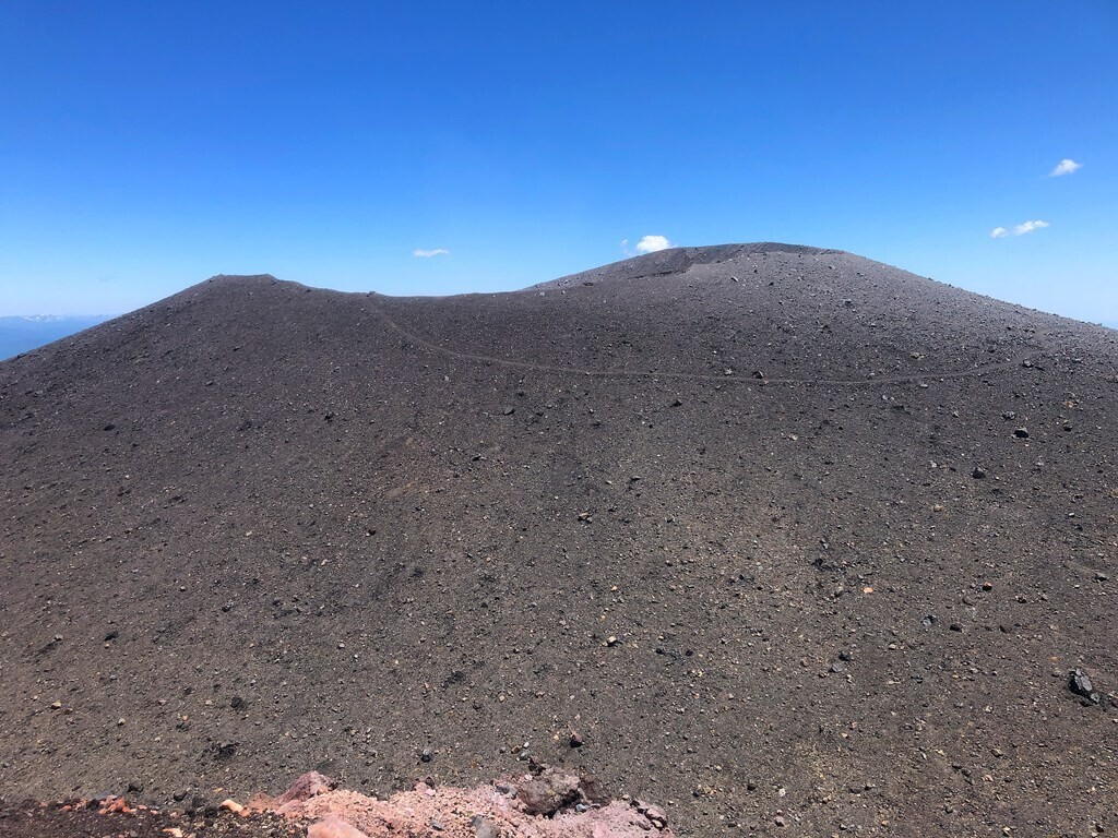 浅間山山頂のルートは登山規制中の様子