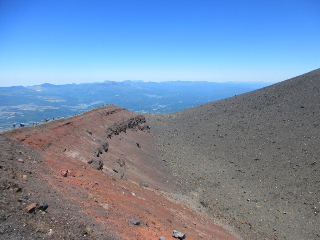 浅間山(前掛山)の山頂を目指して登山者が多い様子