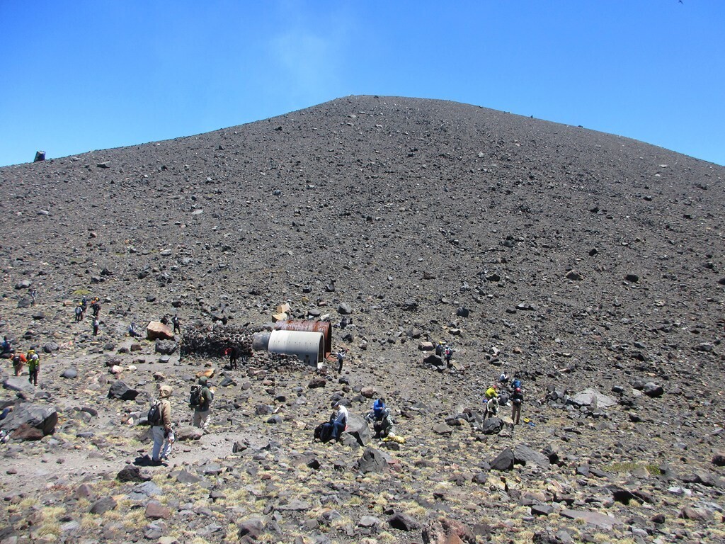 浅間山の山頂を見ながら黒斑山登山の様子