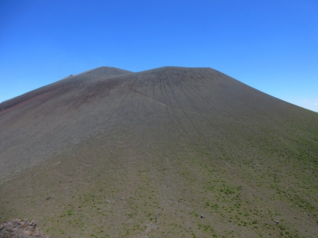 鋸岳から眺める浅間山の景色