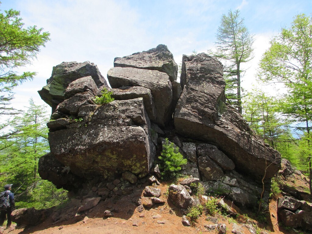 高峯山の登山ルート上にある大きな岩
