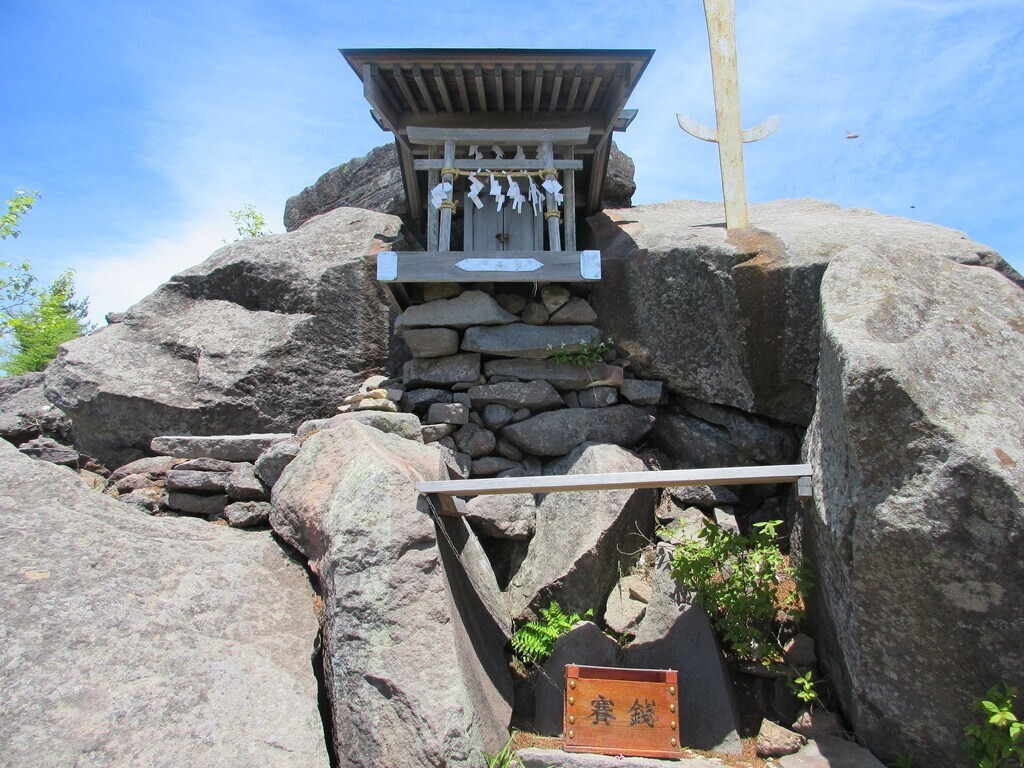 高峯山の山頂にある高峯神社