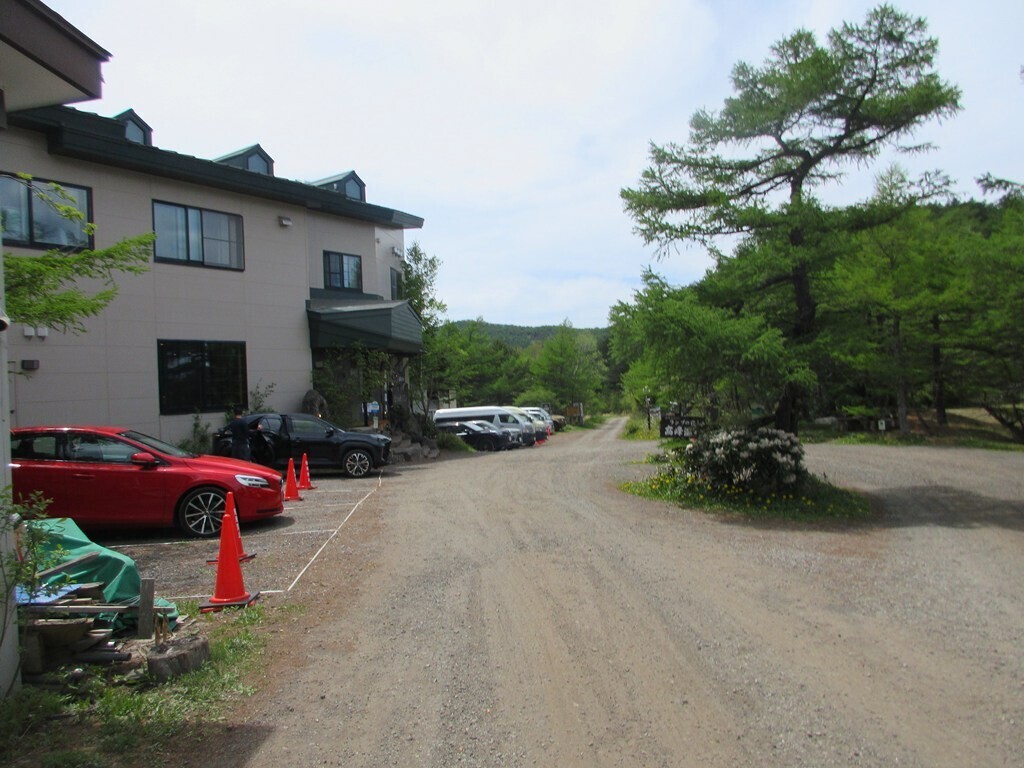 >車坂峠から湯の丸高峰林道を進み高峯山の登山口のある高峰温泉に戻ってきた様子