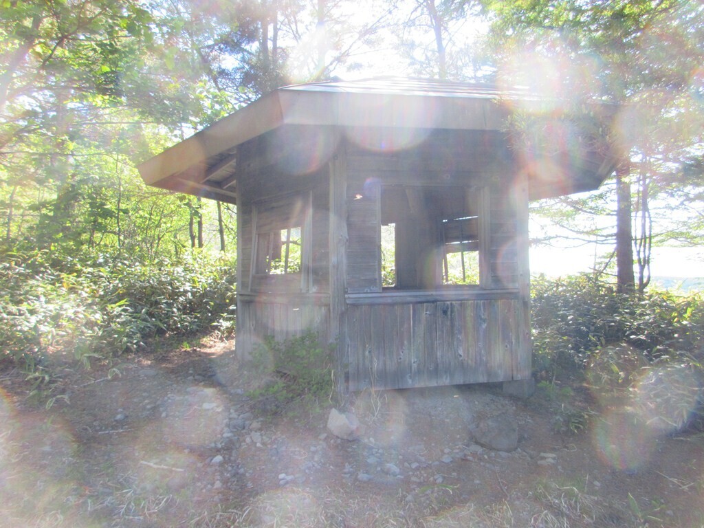 四阿山の登山ルート上の東屋