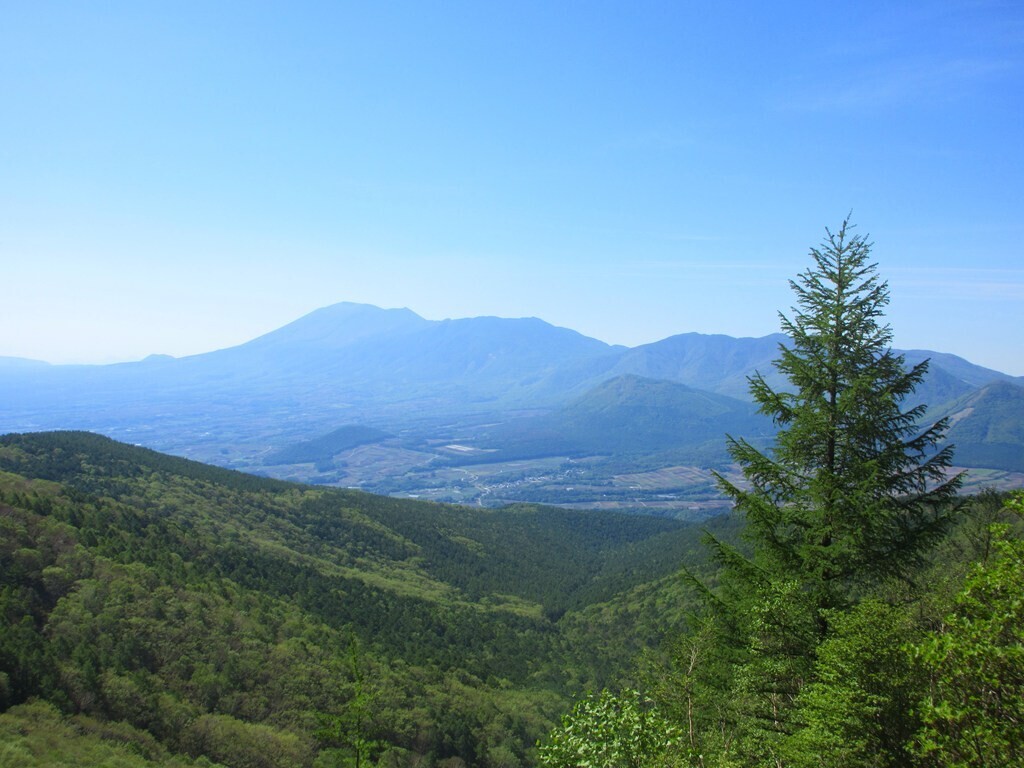 四阿山の登山道から眺める周辺の景色と山並み