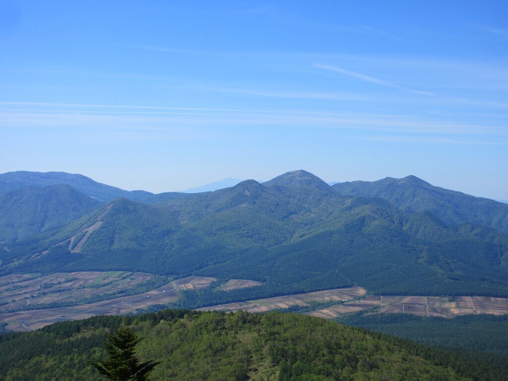 四阿山の登山道からの湯ノ丸山、烏帽子岳景色