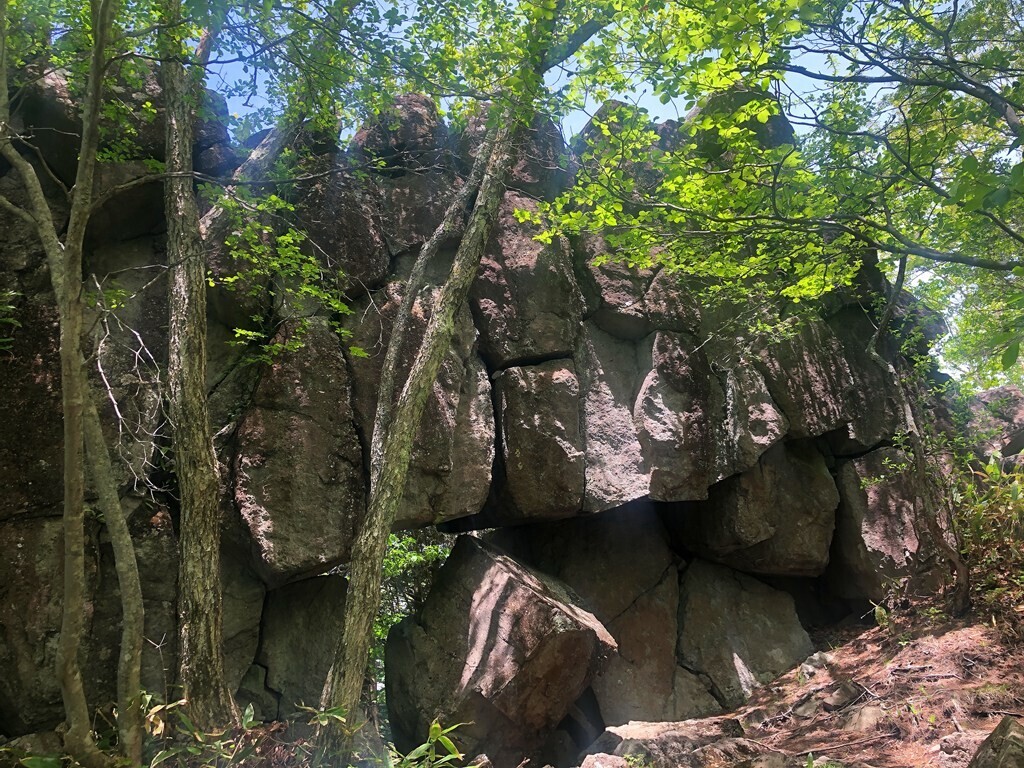 四阿山の的岩の全景と的岩山への登山ルート