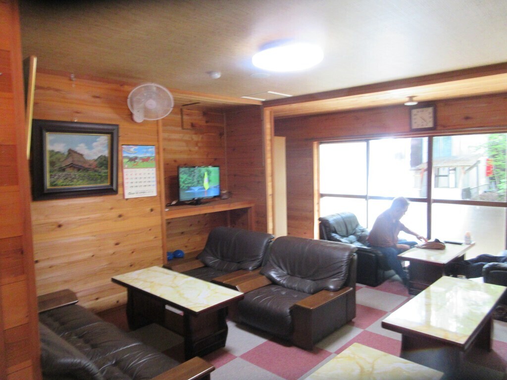とべの湯の休憩所の様子と混雑具合
