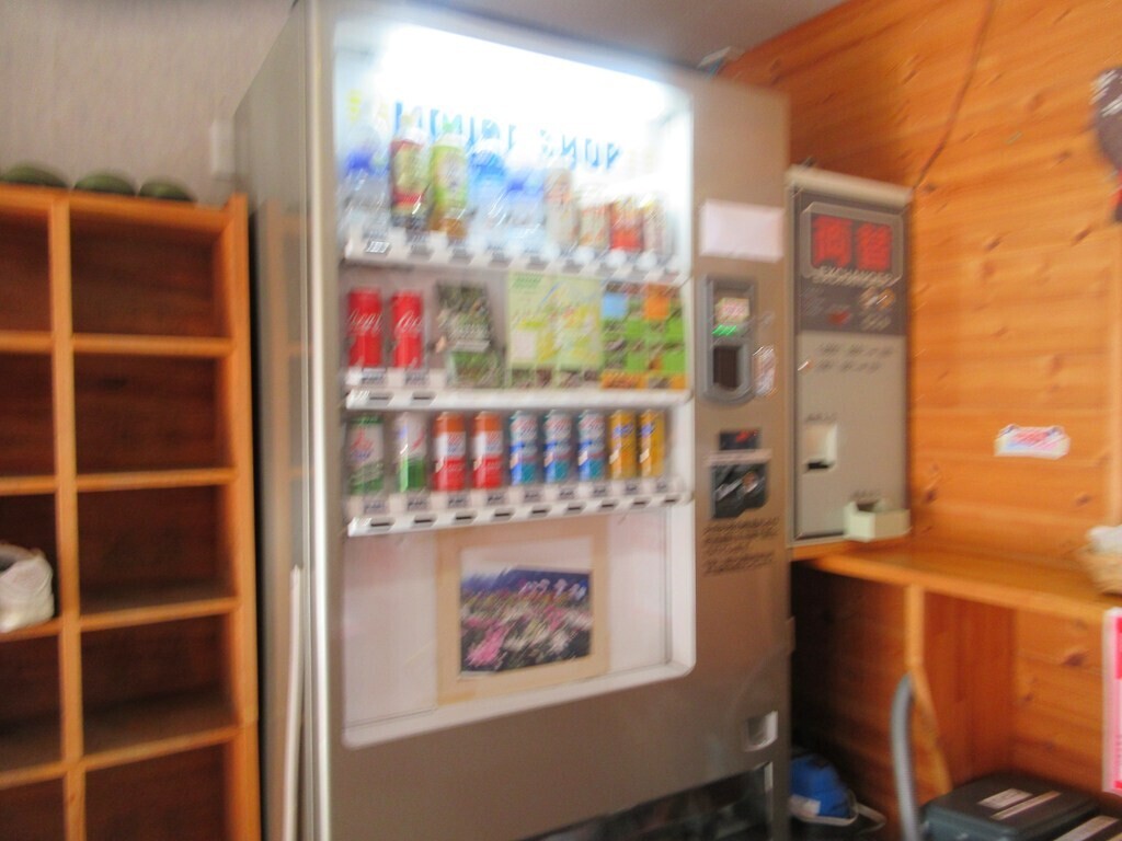 とべの湯の自動販売機と下駄箱の様子をレビュー