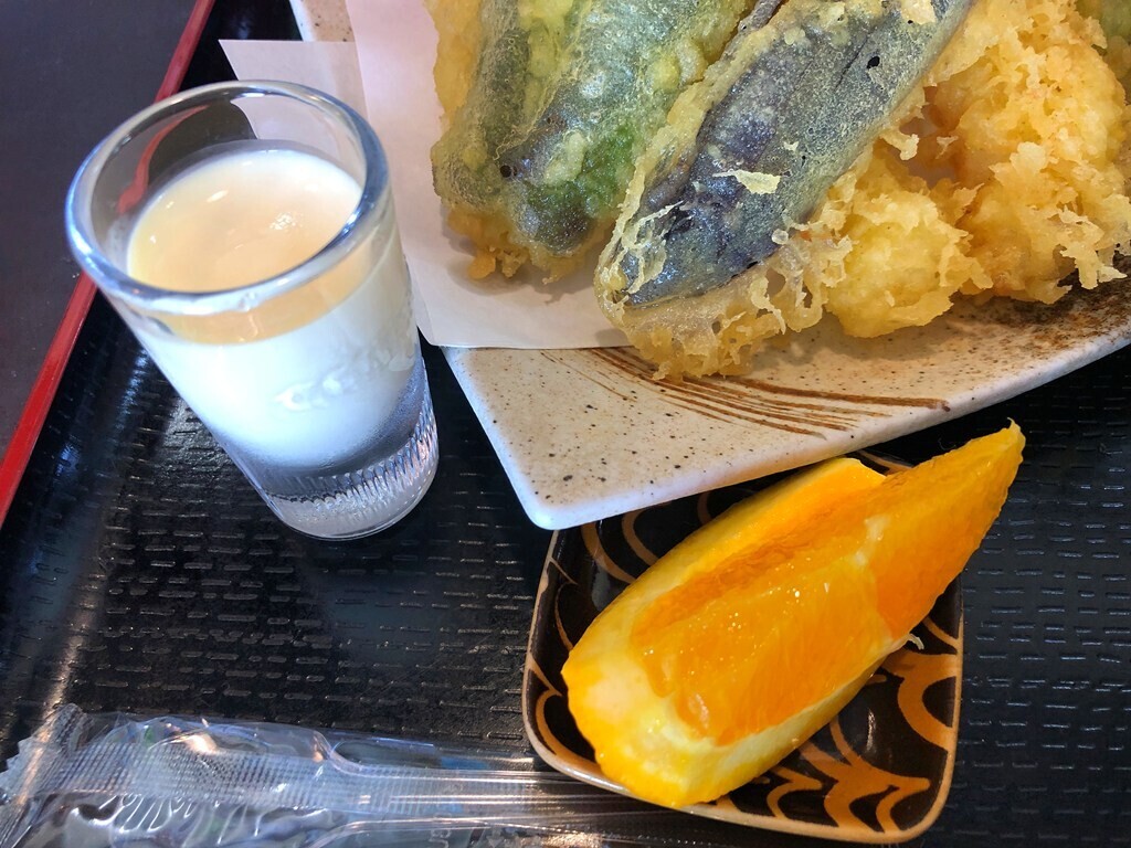 そば処壱のデザートをレビューしている様子