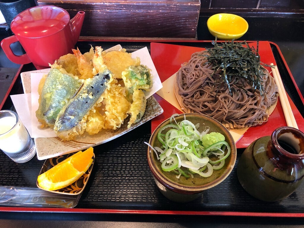 く注文したそば処壱のお蕎麦をレビュー開始の様子