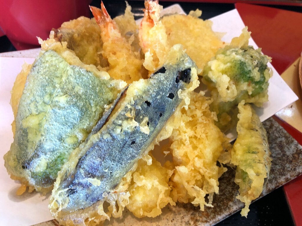 そば処壱の天ぷらの量と種類をレビューしている様子