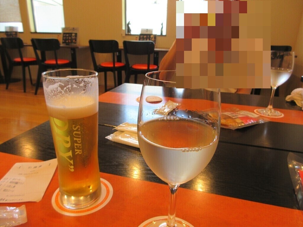 七沢荘のお食事処で生ビールを呑んでいる様子をレビュー