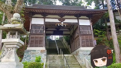国宝 人物画像鏡を所蔵 隅田八幡神社 神社に一礼
