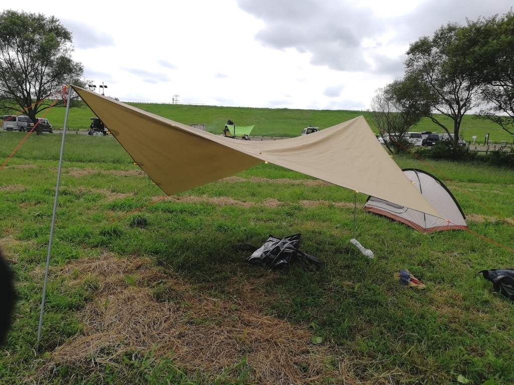 FLYFLYGO タープ と Sutekus ポール - あおかみろんぐ