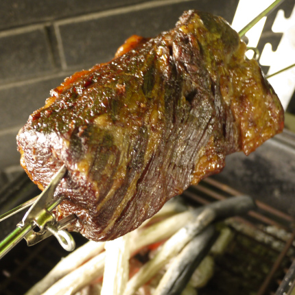 キャンプ場でお肉をぐるぐる回して焼く。 - あおぞらごはん