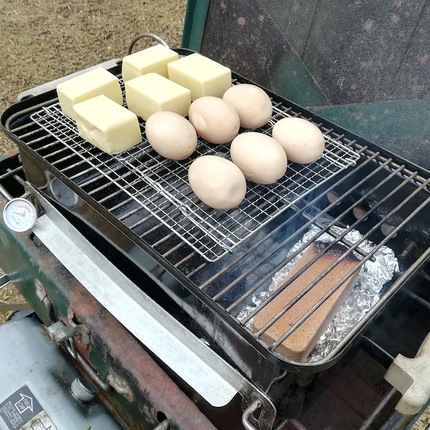 味付け玉子の燻製。スパムの燻製。牡蠣の燻製