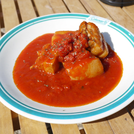 キャンプで食べる豚バラ肉のトマト煮込み