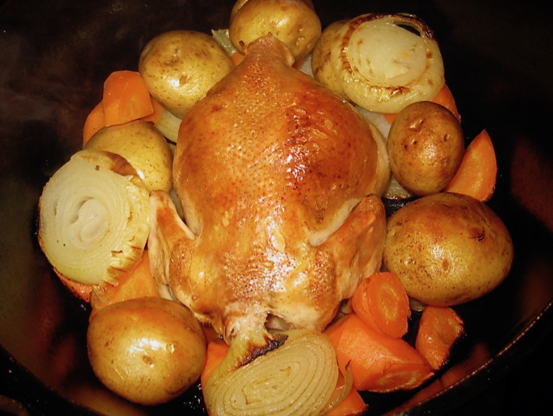 ダッチオーブンレシピは鳥の丸焼き