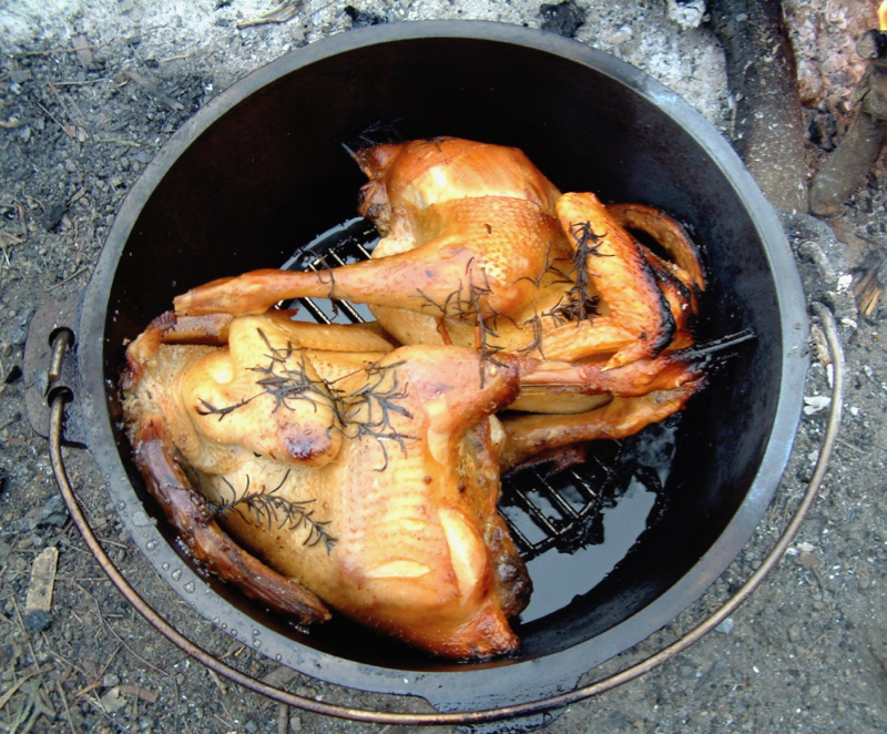 ダッチオーブンで鳥のオーブン焼きも有り