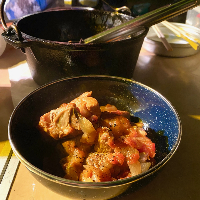 スペアリブはそのまま焼いても美味しいけど トマトソースで煮るとさらに美味しい キャンプ飯にオススメです あおぞらごはん