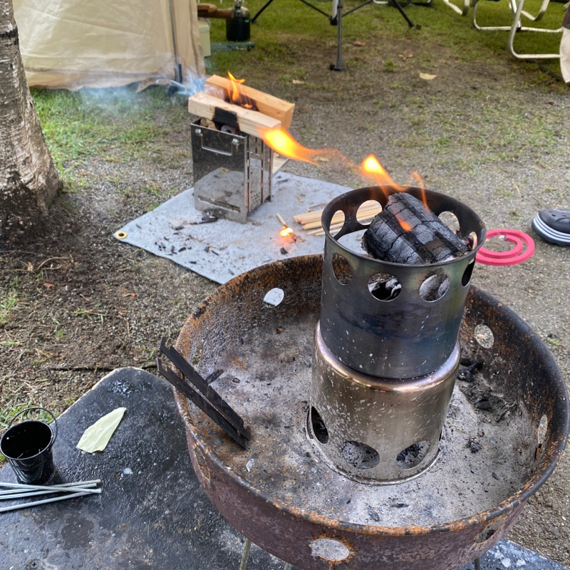 ウッドストーブに炭をおこします。まずは餃子を焼く準備