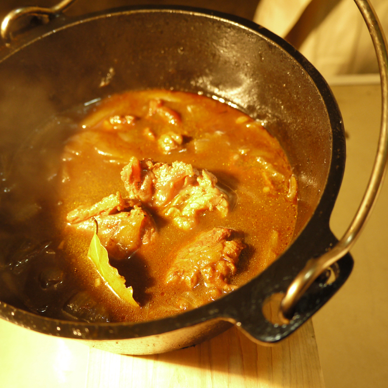 ダッチオーブンで作ったコクが深いキャンプカレーの完成写真