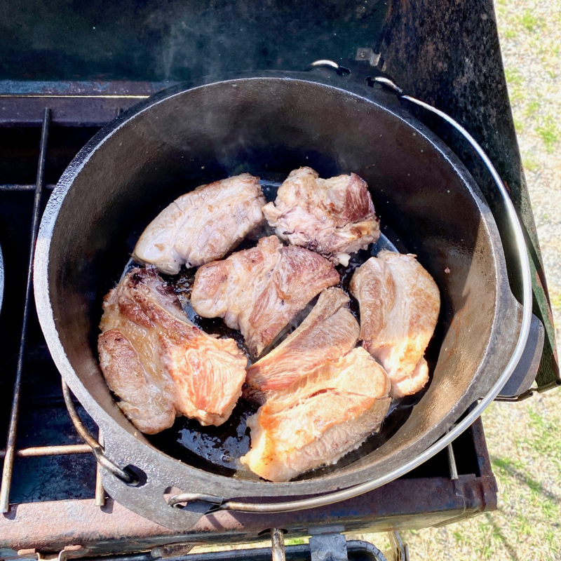 スペアリブに焼き色をつけます。