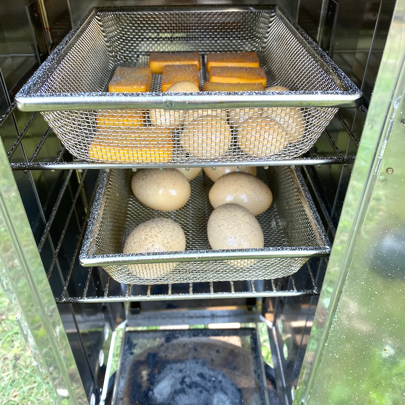 スモークチーズとスモークエッグのレシピ