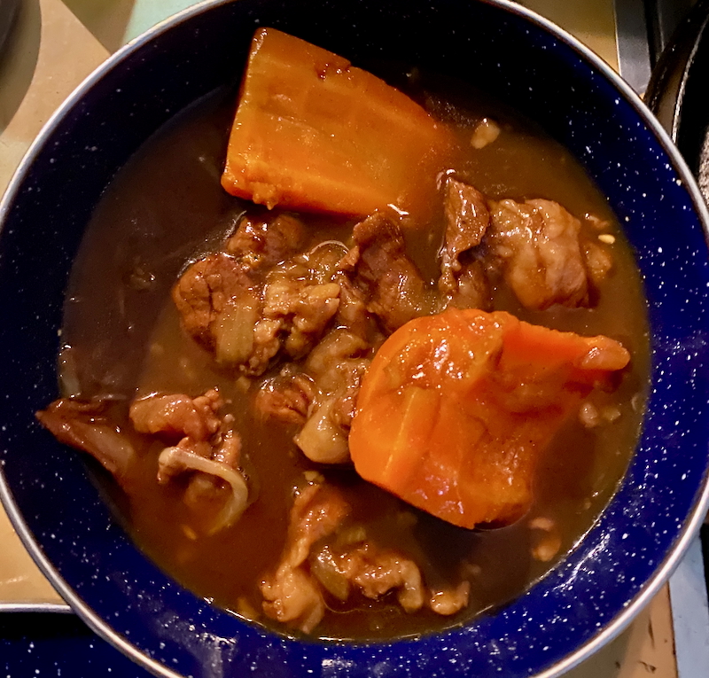 ダッチオーブン料理　キャンプカレー