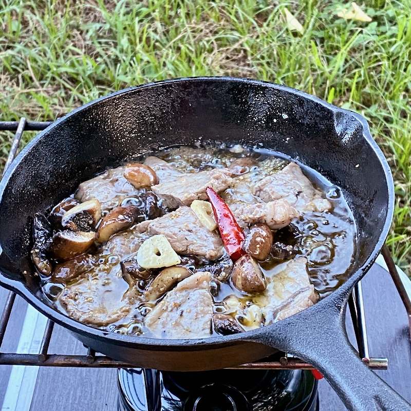 キャンプでステーキのアヒージョ