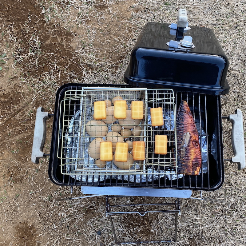 WEBERは燻製もできるよ
