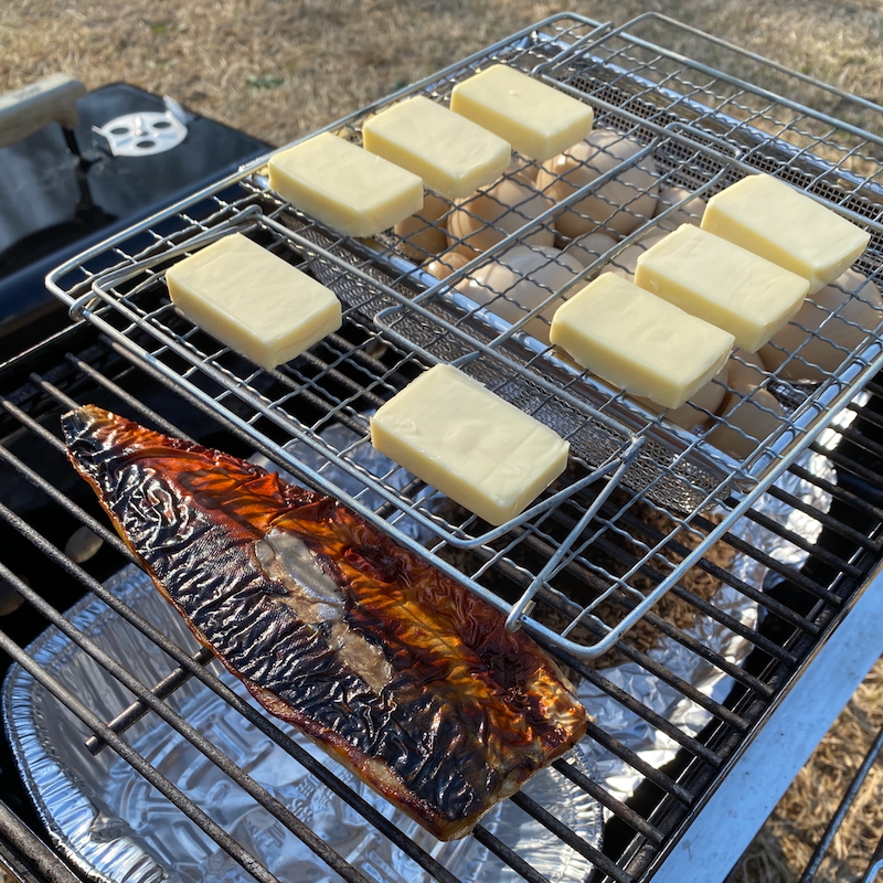 燻製初心者向けの食材で燻製をしている画像