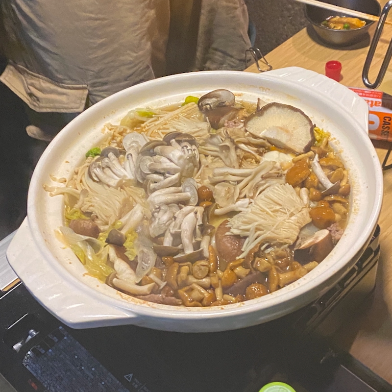 キャンプ場で土鍋を使ってきのこ鍋を食べてます