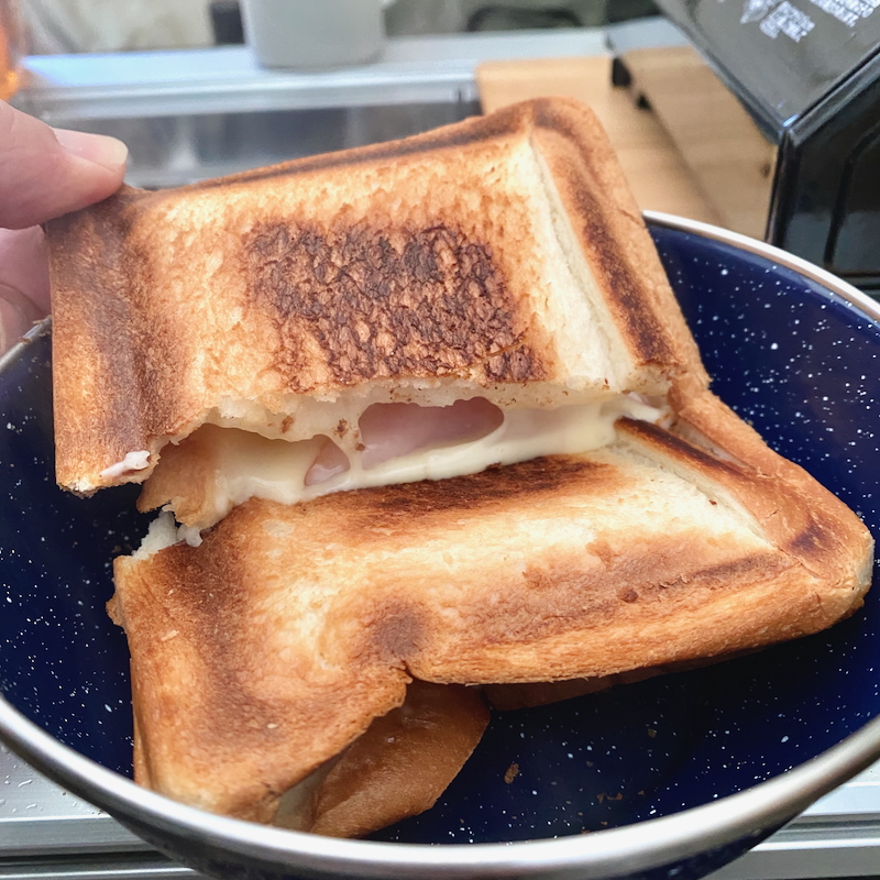 ホットサンドクッカーで熱々チーズのホットサンドが出来ました
