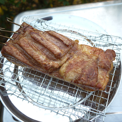 河原キャンプでベーコン作り