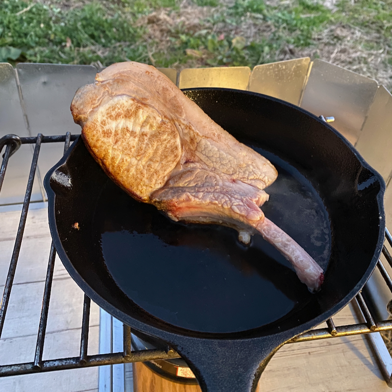 厚切り骨付きポークチョップをスキレットで焼いてみた。