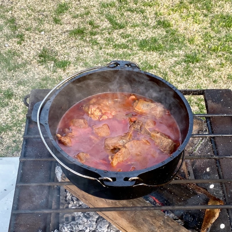 フタを開けた瞬間に香りが立つダッチオーブンのキャンプカレー
