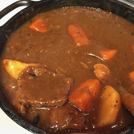 ダッチオーブンで作ったコクが深いキャンプカレーの完成写真