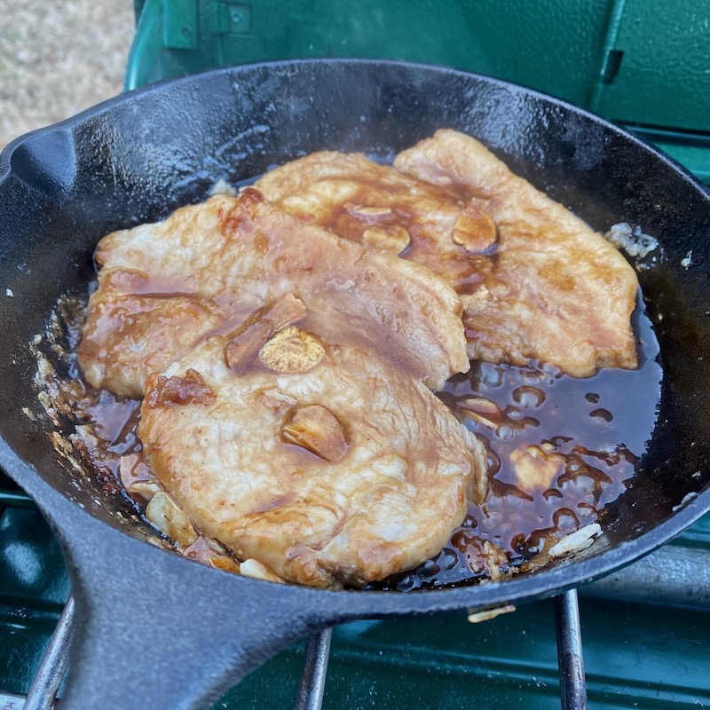 スキレットで焼き上げたキャンプのトンテキ完成形