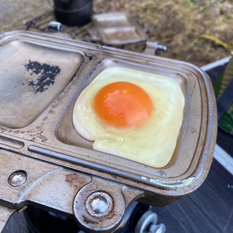 トラメジーノで目玉焼きを作っている様子