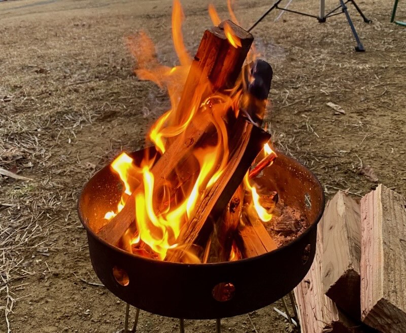 よく燃える薪でしたが、爆ぜるのもすごくてイスに穴が開きました